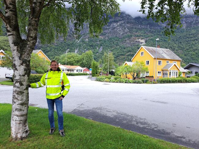 Leiar teknisk eining, Harald Stadheim, ved krysset som er kjerna i trafikktryggingstiltaka som no blir gjennomført.