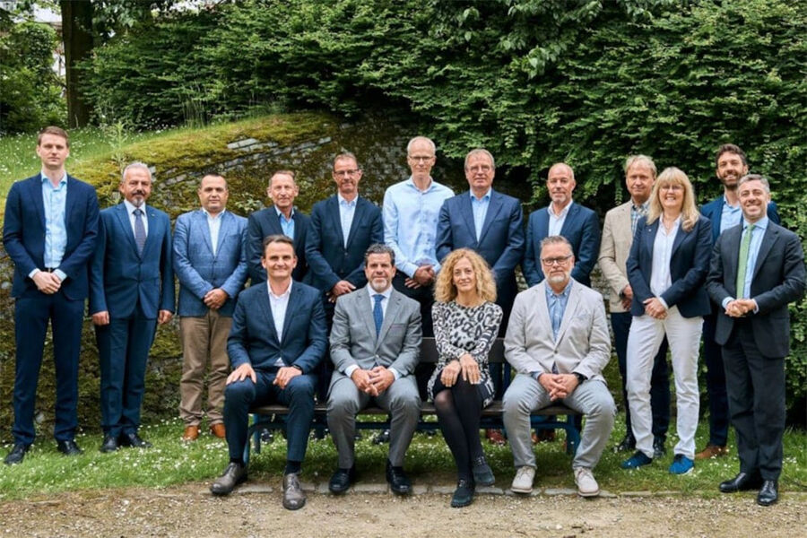 Eurovents nyvalgte styre flankert av administrasjonen. Foto: Eurovent