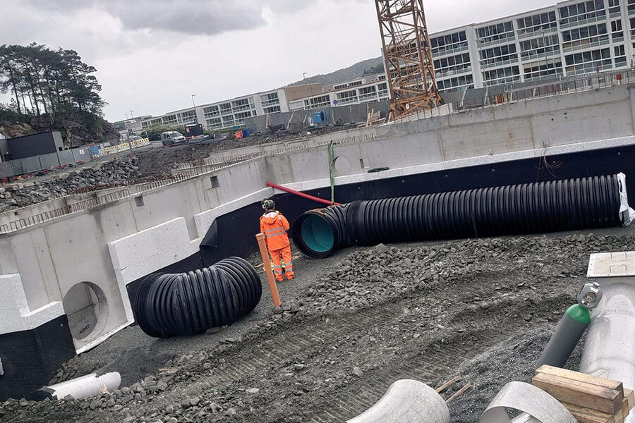 Kanalene må gå fra et område til et annet, men det er ikke plass til de store rørene inne i bygget.