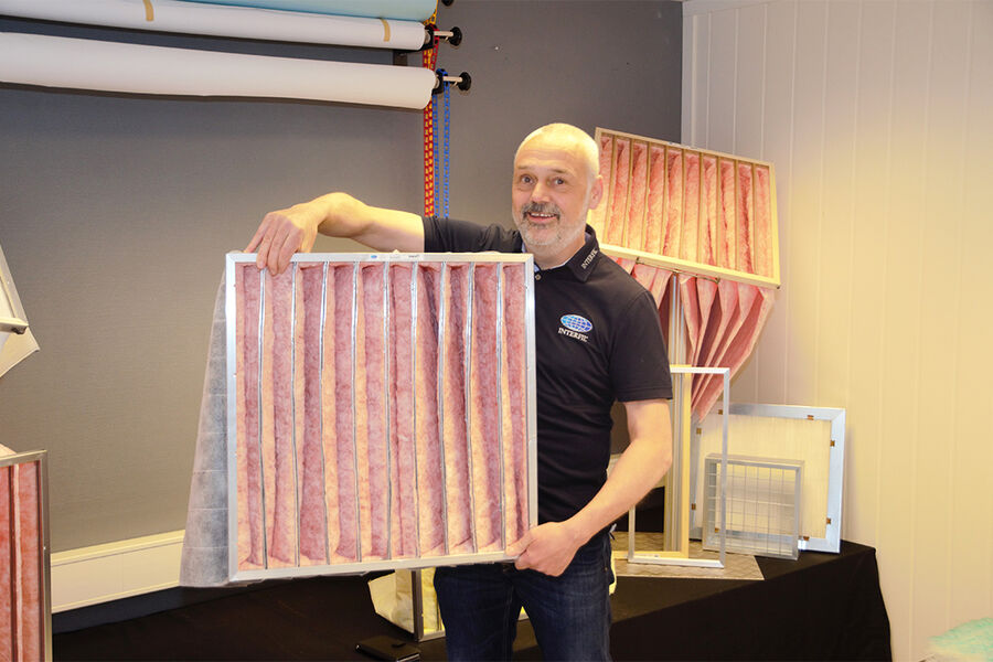 - Et godt ventilasjonsfilter skal ha best mulig partikkelutskilling kombinert med lavest mulig trykkfall. Jo lavere trykkfall jo mindre strøm går det med til å presse lufta gjennom filteret, forklarer salgsleder Per Ove Hyrve