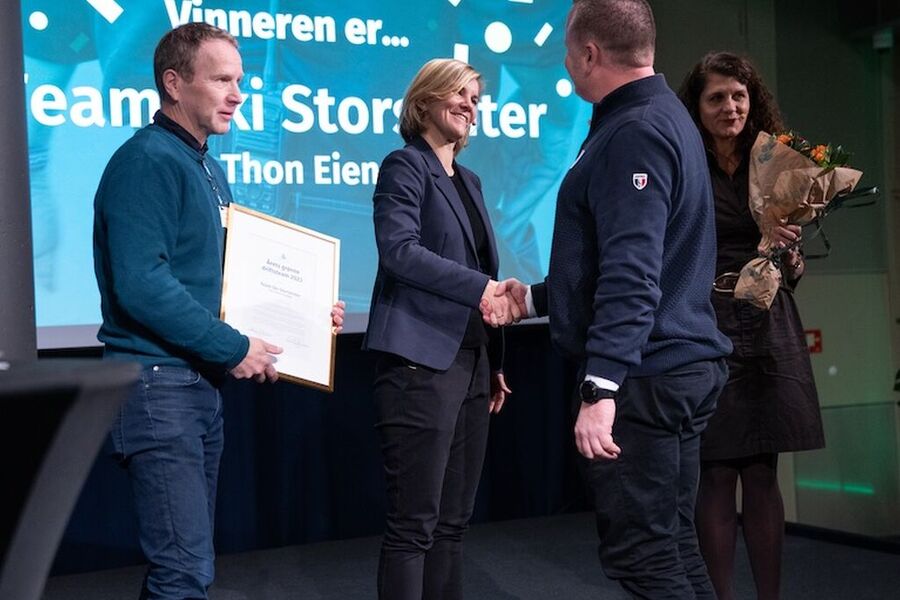 Prisen for Årets grønne driftsteam i 2023 gikk til team Ski Storsenter fra Olav Thon Eiendom. Foto: Grønn Byggallianse