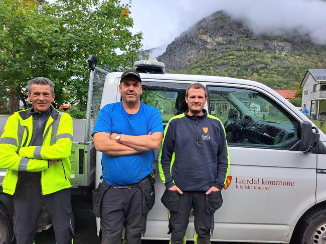 Jan Kåre Natvik (f.v.), Knut Jarle Stundal og Røy Håkon Fjelstad ved teknisk drift i Lærdal kommune er tre av fleire som gjer ein stor jobb med dei historiske vegane i Lærdal sommarhalvåret