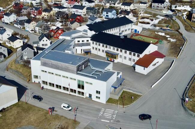 Bilde av Honnignsvåg skole ovenfra.