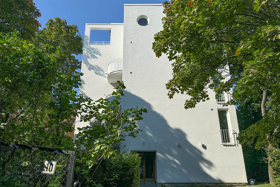 Funkisbygget fra 1940 hadde muggproblemer i lang tid. Når fasaden rehabilitert, og gjennomføringer til romventilatorer er skjult av firkantede ventiler utvendig. Alle foto: Anne Ma Svartdal Birkeland.