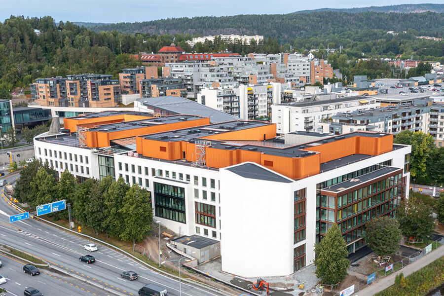Kommunegården i Bærum kommune sett fra luften. Her ser man ventilasjonsrommene på taket godt synlig.