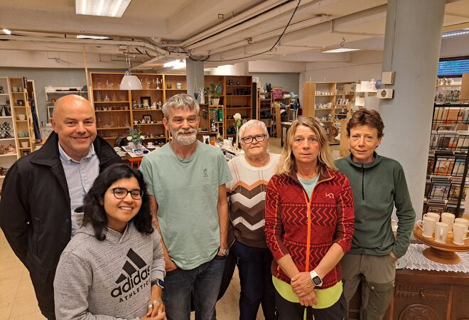 Gitanjali Langeland (f.v.), Audun Mo, John Fodnes, Inga Hanne Kristoffersen, Ann Kristin Mo og Anne Kristisn Evensen på Lærdal brukthjørna nokre dagar før femårsjubileet.