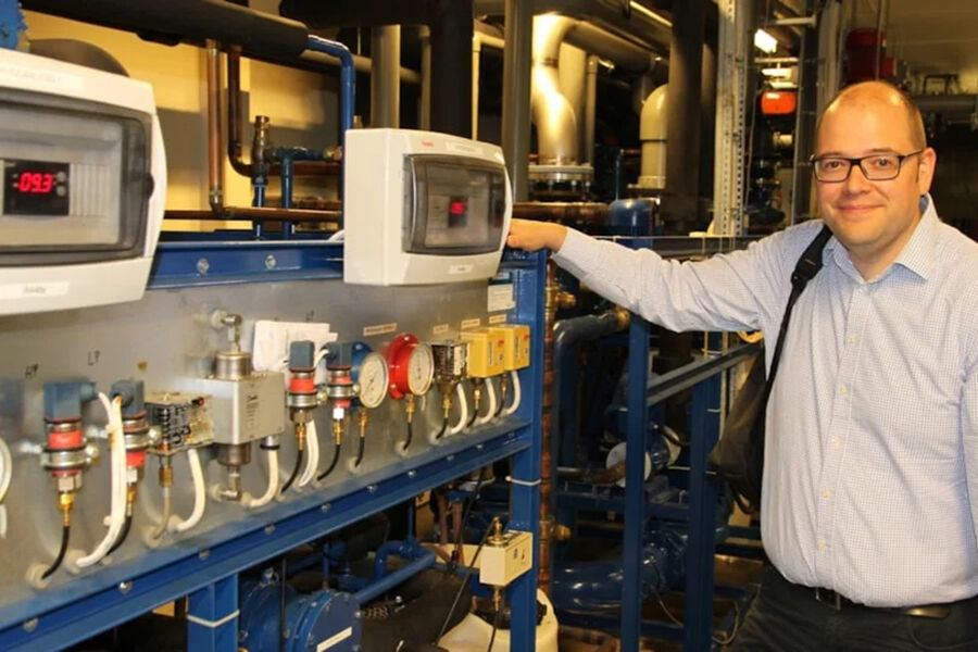 I fremtiden vil også de som jobber med naturlige kuldemedier måtte sertifisere seg, sier Espen Rønning, fagsjef i VKE. Foto: VKE