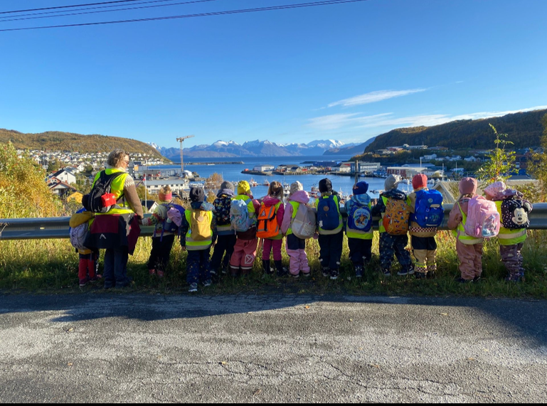 Barn som ser utover Skjervøy