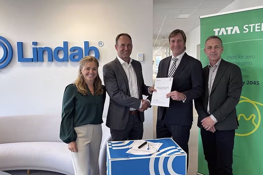 Vi er veldig glade for å signere denne intensjonsavtalen med Lindab, sier Stefan Landesz, Director Commercial Business Unit Colors i Tata Steel Nederland. Foto: Lindab