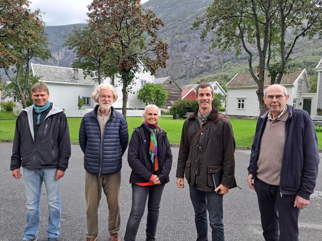 Byggjesakshandsamar Stefan Karlstrøm (nr. 2 f.h.) og Fagrådet for Gamle Lærdalsøyri under synfaringa i august. Dei deltakande i Fagrådet var: handverkar Jan Arve Lund (f.v.), arkitekt Helge Samuelsen, bebuarrepresentantane Gunn Hauge og  Arvid Aareth