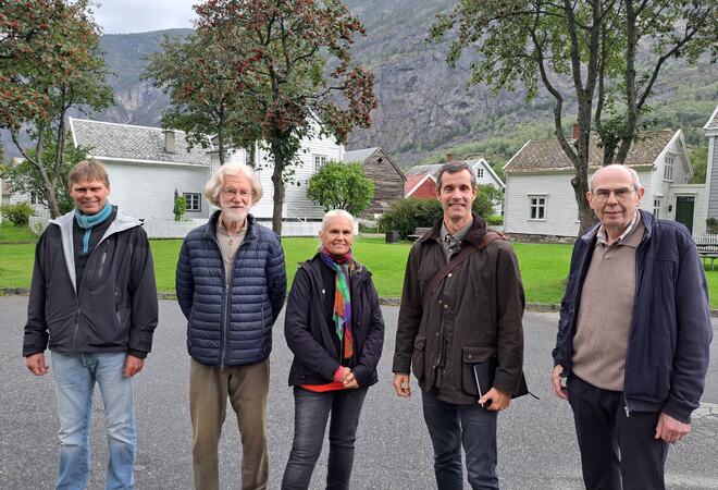 Byggjesakshandsamar Stefan Karlstrøm (nr. 2 f.h.) og Fagrådet for Gamle Lærdalsøyri under synfaringa i august. Dei deltakande i Fagrådet var: handverkar Jan Arve Lund (f.v.), arkitekt Helge Samuelsen, bebuarrepresentantane Gunn Hauge og  Arvid Aareth