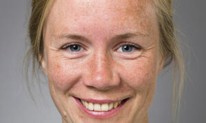 Ingeborg Steinholt, tillitsvalgt for yngre leger ved Helgelandssykehuset HF Sandnessjøen, er en av innlederne på folkemøtet. Foto: Universitetet i Oslo