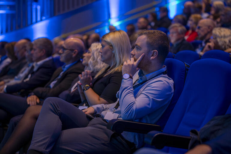 Folk på konferanse