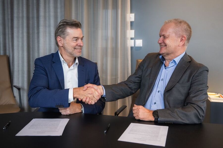 Nils Morten Huseby, administrerende direktør for IFE, og Eskil Lunde Jensen, konsernsjef i Akershus Energi signerte en samarbeidsavtale for utvikling av fremtidsrettede og fornybare energiløsninger for IFEs forskning- og teknologipark på Kjeller. Foto: Stian Norum Herlofsen, Akershus Energi