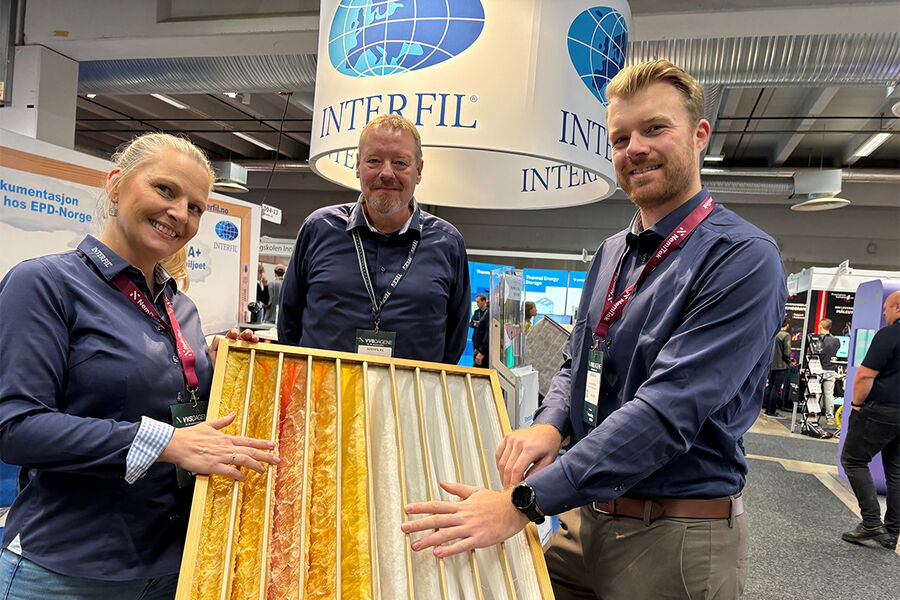 Interfil var godt representert under VVS-dagene, og fikk vist frem hele spekteret av ulike filter. Fra venstre ser vi, Nina Faye, John Brahaughøgda, og Vegard Busengdal som her viser frem filter i energiklasse A+ med treramme.