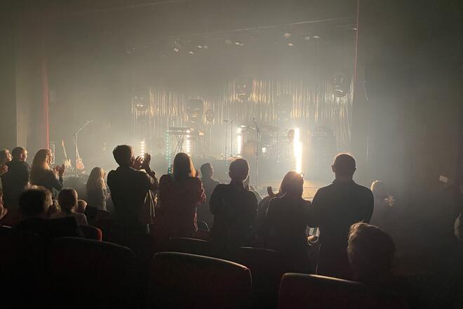 Bilde fra konsert med The September When på Nordkapp kino og kultursal.