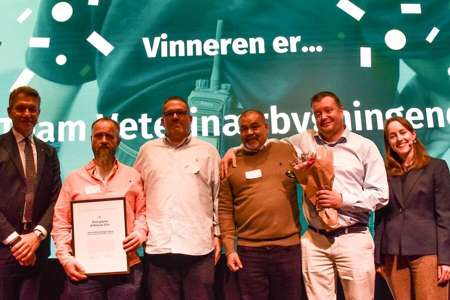 Fra venstre: energiminister Terje Aasland (Ap), Yrjan Cederkvist Stenerud, Hans-Petter Zahl, Christian Contreras, Ronny Neegaard, og daglig leder i Grønn Byggallianse, Mie Fuglseth. Foto: Grønn Byggallianse,