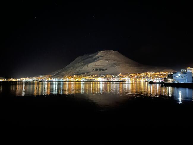 Bilde av Honningsvåg sentrum i mørketiden.