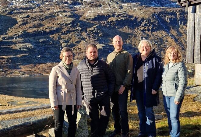 F.v.: Ordførarane Sigrid Simensen Ilsøy iHol, Kjell Bøe Bjørgum i Aurland, Pål Rørby. i Hemsedal, Solveig Vestenfor i Ål. og Janne Marie Reppen, varaordførar i Lærdal. Stig Yngve Røkenes, varaordførar i Ulvik deltok på Teams.