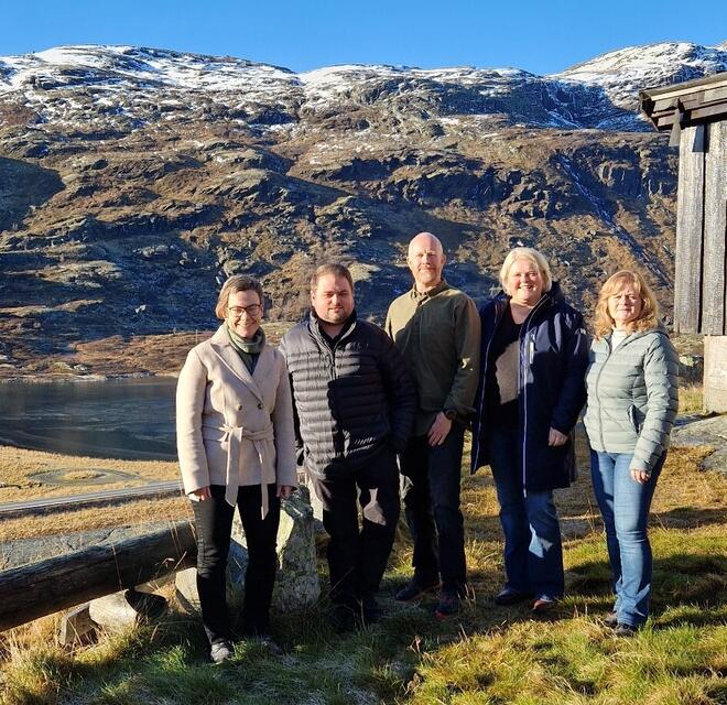 F.v.: Ordførarane Sigrid Simensen Ilsøy iHol, Kjell Bøe Bjørgum i Aurland, Pål Rørby. i Hemsedal, Solveig Vestenfor i Ål. og Janne Marie Reppen, varaordførar i Lærdal. Stig Yngve Røkenes, varaordførar i Ulvik deltok på Teams.