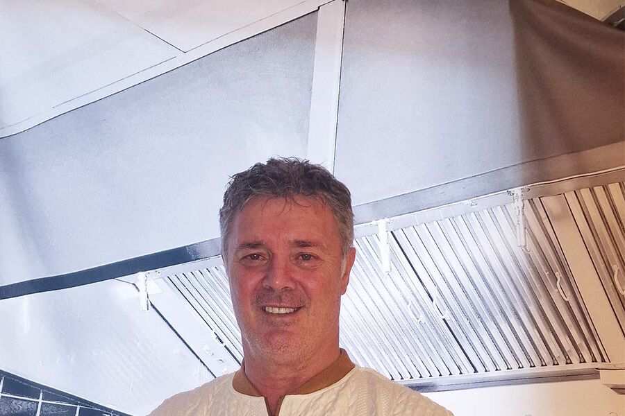 – Bakgrunnen for Lett Installasjon og Smart Styring, LISS, er at tradisjonelle kjøkkenhetter som går hele dagen bruker unødvendig mye energi på å trekke ut store mengder luft, sier Kent Østby, daglig leder i Kro Produksjon AS.