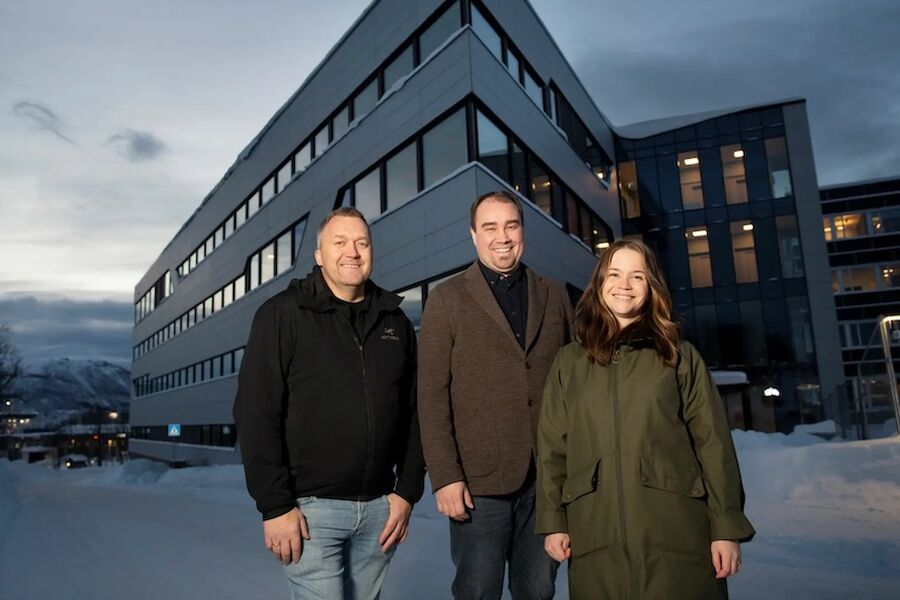 Roy Heggelund (f.v.), prosjektleder i Consto, Øyvind Eklo, prosjektsjef i Siva og Ida Bordi Stene, Constos BREEAM-ansvarlig i prosjektet på forskningsparken foran bygget som torsdag ble overlevert fra Consto til Siva. Foto: Consto/Siva (Ingun A. Mæhlum).