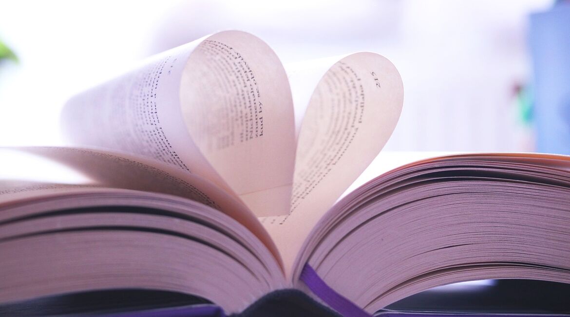 Åpen bok hvor sidene utgjør et hjerte