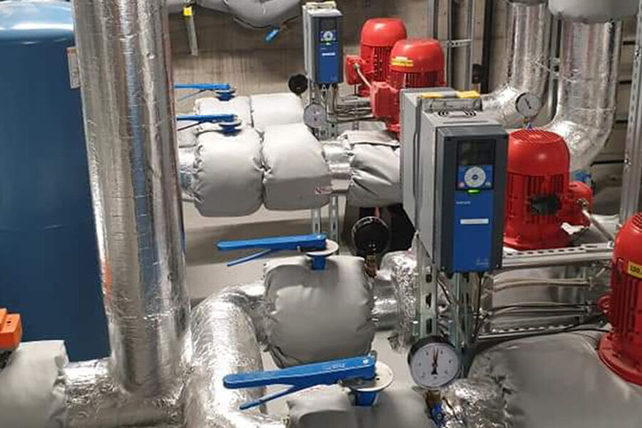 Teknisk rom som viser putene rundt rørbend og ventiler.