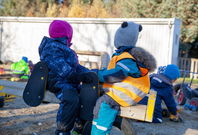 Humpa bilde av to barn Sandnes bhg