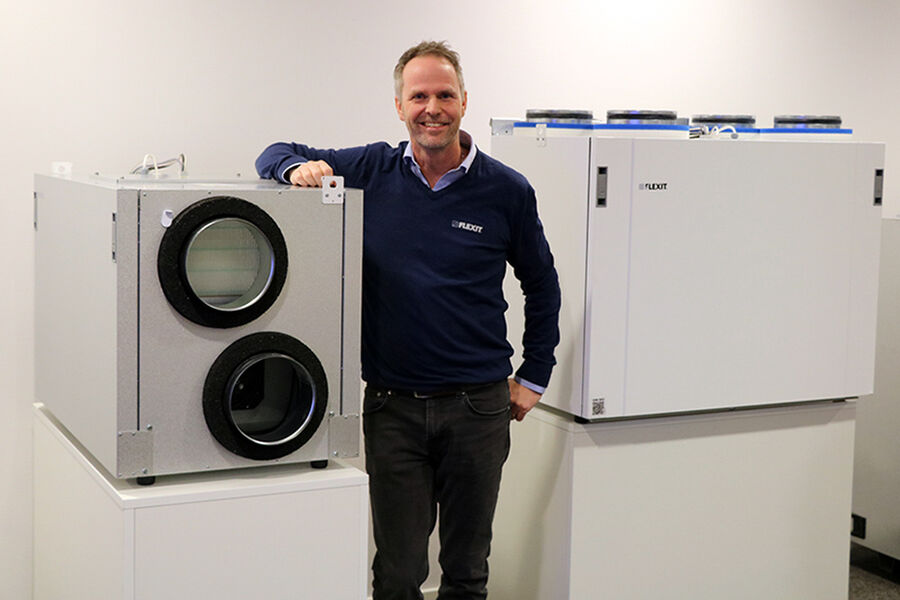 Daniel Nielsen ved de nye aggregatene Nordic L6 SW og Nordic S7 SW. Foto: Flexit