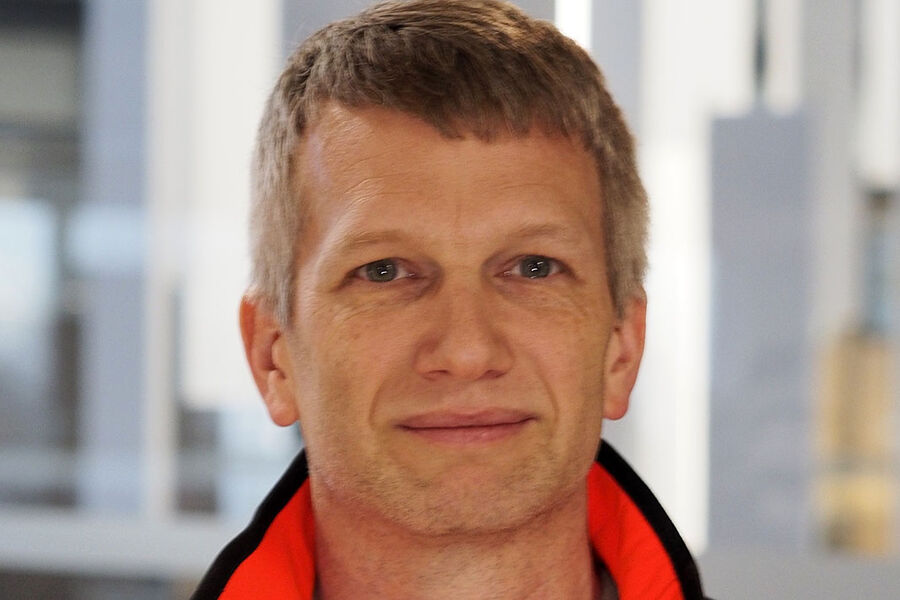 Marius Rønneberg Aurstad, Teknisk leder i Veidekke Bygg forteller at de som totalentreprenør ofte må konkurrerer om å ha kortest mulig byggetid, at rådgiverselskapene har høye krav til andel fakturerbare timer og at tekniske underentreprenører bruker de samme personene til å gjennomføre flere prosjekter samtidig. Summen av dette blir mindre tid til nødvendige kvalitetskontroller.