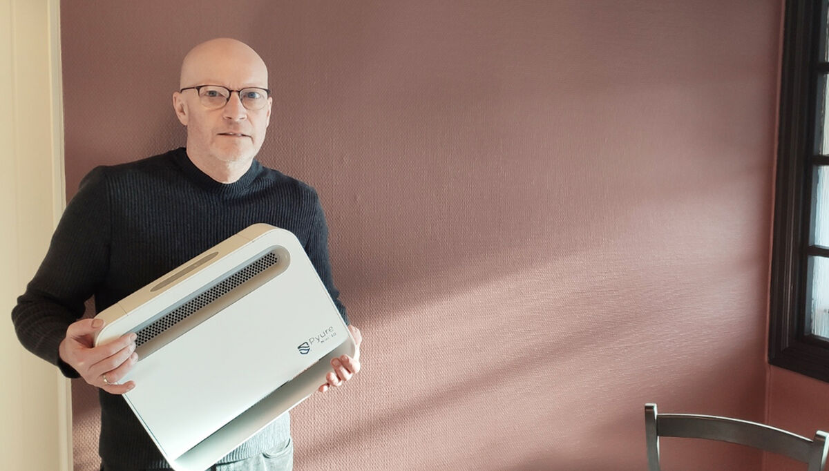 Daglig leder Øyvind Krogstadmoi Mikrobe AS, viser frem modellen Pyure Mini50 som den minste portable maskin de har.