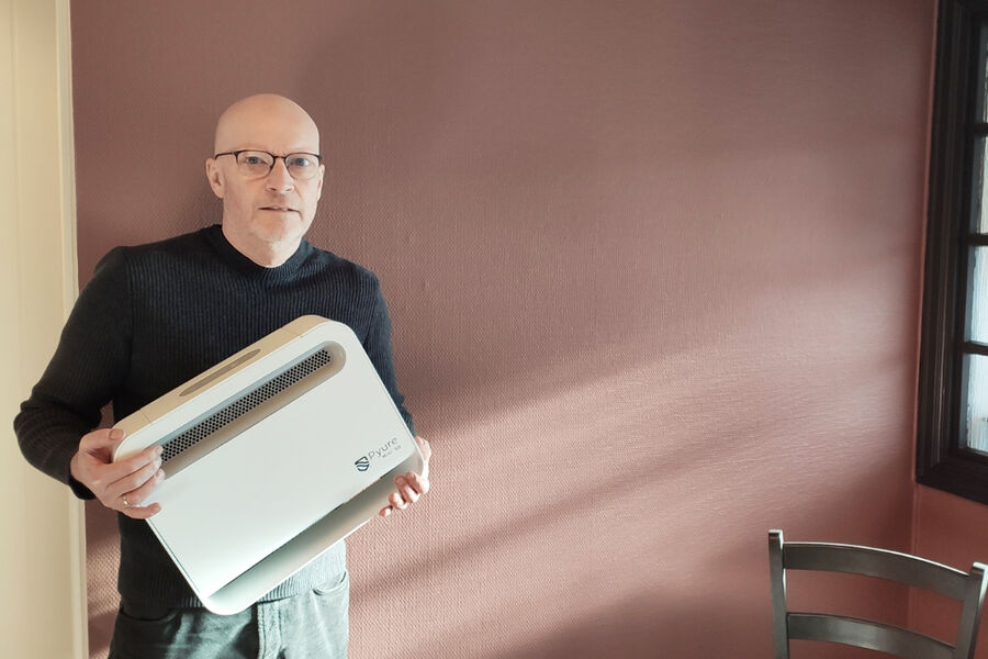 Daglig leder Øyvind Krogstadmoi Mikrobe AS, viser frem modellen Pyure Mini50 som den minste portable maskin de har.