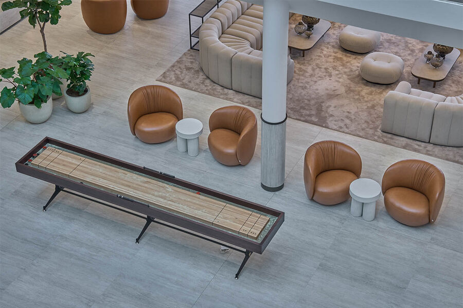 Bevegelse er et av kriteriene i WELL-sertifisering. Løkkeveien 103 er blant annet utstyrt med shuffleboard. Foto: Magu Design/Moxey. Bevegelse er et av kriteriene i WELL-sertifisering. Løkkeveien 103 er blant annet utstyrt med shuffleboard. Foto: Magu Design/Moxey.