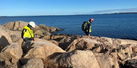 Bildet er lånt fra Equinor sine nettsider og viser personell fra NOFO i gang med opprydding og kartlegging etter funn av oljeklumper. Foto: NOFO