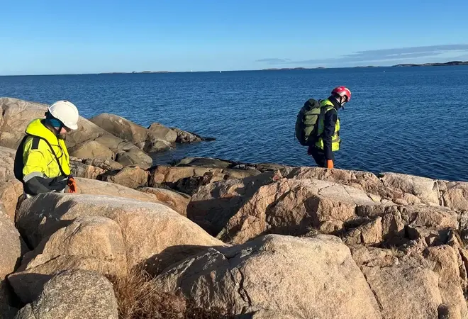 Bildet er lånt fra Equinor sine nettsider og viser personell fra NOFO i gang med opprydding og kartlegging etter funn av oljeklumper. Foto: NOFO