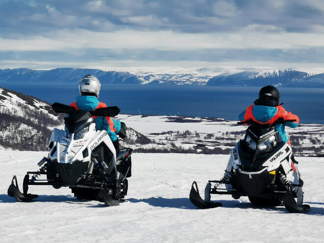 Personer hvilende på snøskuter. Foto: Destinasjon 71