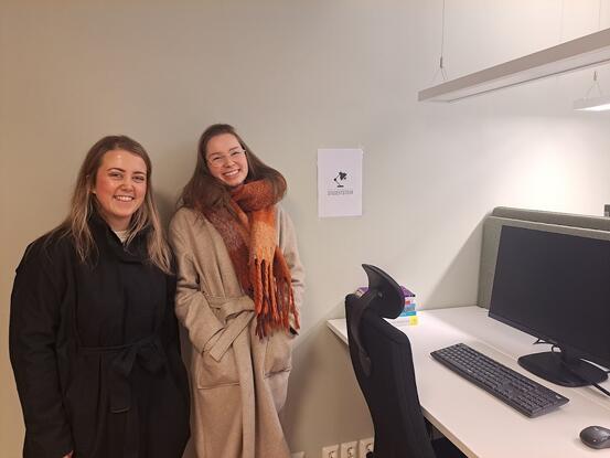 Hege Kulhuset (t.v.) og Eilin Skorpen i Sogn kompetanse har gjort klar den eine av to leseplassar på Studentstova i Lærdal.