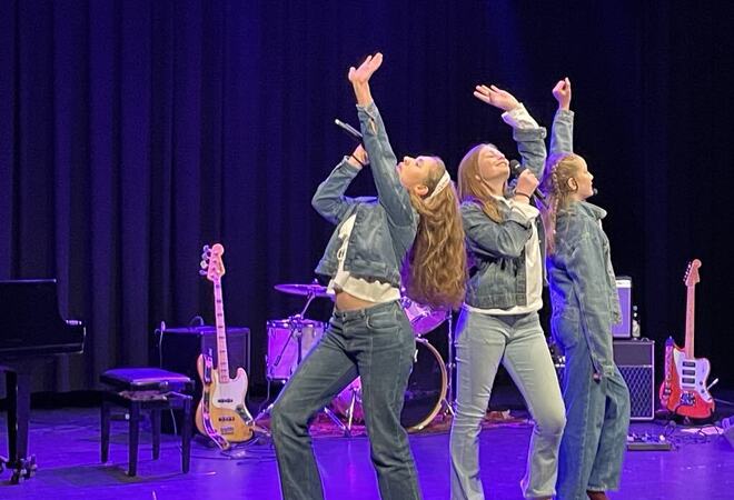 Julie Zwart, Kristine Hagheim og Silje Ødegård gjekk vidare til fylkesmønstringa på Nordfjordeid med sin musikal. Foto: Ingrid Hval