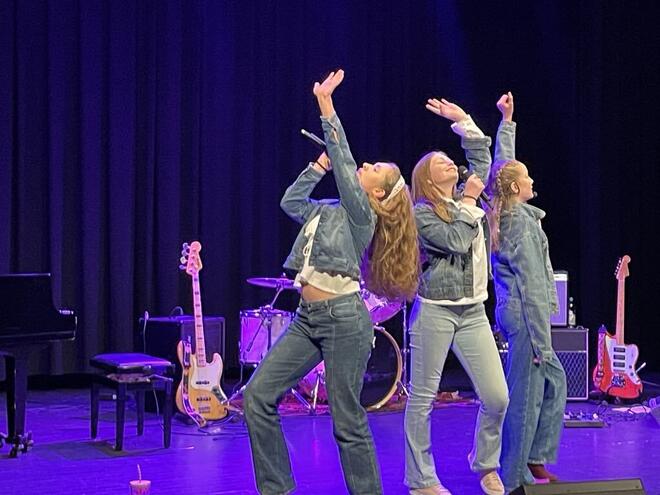 Julie Zwart, Kristine Hagheim og Silje Ødegård gjekk vidare til fylkesmønstringa på Nordfjordeid med sin musikal. Foto: Ingrid Hval