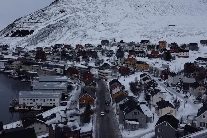 Bilde av Honningsvåg i mildt snøvær.