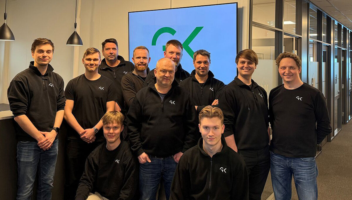 Nesten alle ansatte innen byggautomasjon i GK i Bodø. Fra venstre: Erlend Stuen, Teodor Høyforslett Bakklund, Finn Bjørnar Lillejord, Aleksander Fagermo, Magnar Karlsen, Martin Linchausen, Kay Lennart Øines, Martin Strand Ellingsen, Tore Pettersen. Foran: Jonas Nicholai Drags Isaksen og Steffen Andre Demmo Kristensen. Foto: GK