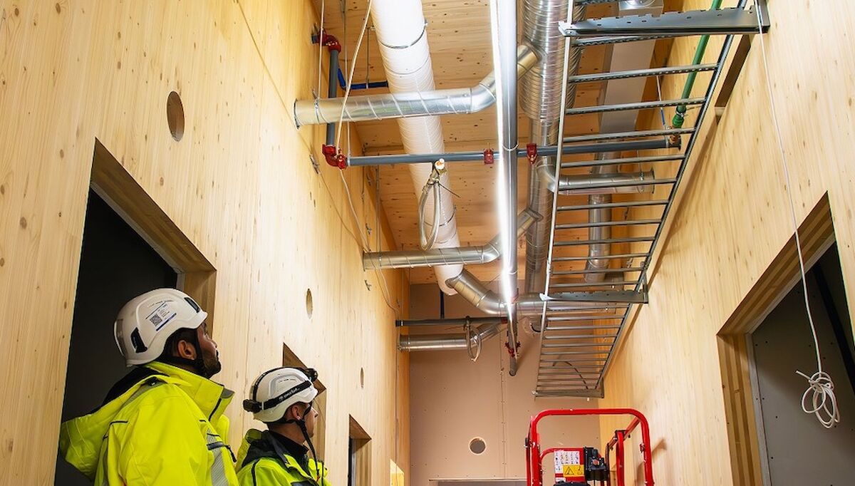 GK har montert 70 meter med ombrukte ventilasjonskanaler på nye Aursmoen skole. Foto: GK.