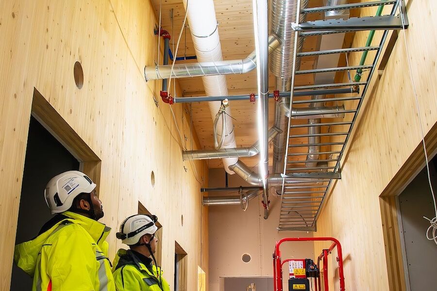 GK har montert 70 meter med ombrukte ventilasjonskanaler på nye Aursmoen skole. Foto: GK.