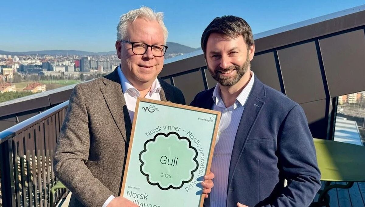 Daglig leder i Cartesian Frode Iglebæk og gründer Alexis Sevault mottok nominasjonen hos Patentstyret 3. april. Foto: Sintef