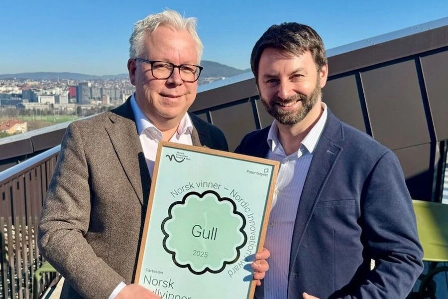 Daglig leder i Cartesian Frode Iglebæk og gründer Alexis Sevault mottok nominasjonen hos Patentstyret 3. april. Foto: Sintef