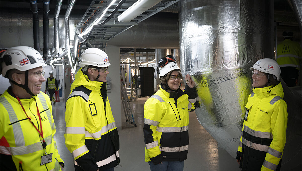 Her ser vi, Knut Olav Kjærvik, prosjekteringsleder kontor og teknikk i GK, Johan Christian Rømcke, teamleder laboratorier i Norconsult, Annika Tullander, prosjekteringsleder laboratorium i GK, og Katrine Merkesdal Hall, teamleder prosjekterende for kontor og teknikk i Norconsult i et av de tekniske rommene på Livsvitenskapsbygget.