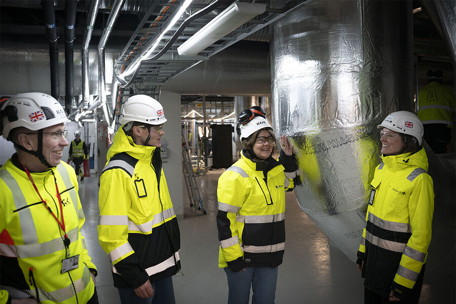 Her ser vi, Knut Olav Kjærvik, prosjekteringsleder kontor og teknikk i GK, Johan Christian Rømcke, teamleder laboratorier i Norconsult, Annika Tullander, prosjekteringsleder laboratorium i GK, og Katrine Merkesdal Hall, teamleder prosjekterende for kontor og teknikk i Norconsult i et av de tekniske rommene på Livsvitenskapsbygget.