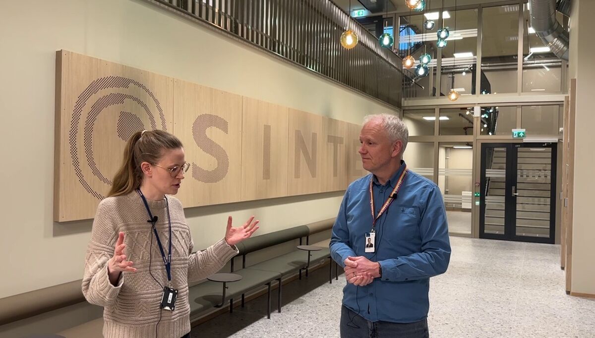 Stefania Gardarsdottir og Petter Røkke fra SINTEF i det nye Energibygget på Gløshaugen der Energieffektiv Fremtid arrangeres 22. mai. Foto: Sintef