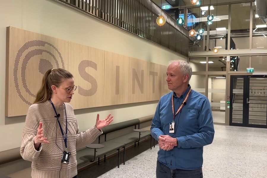 Stefania Gardarsdottir og Petter Røkke fra SINTEF i det nye Energibygget på Gløshaugen der Energieffektiv Fremtid arrangeres 22. mai. Foto: Sintef Stefania Gardarsdottir og Petter Røkke fra SINTEF i det nye Energibygget på Gløshaugen der Energieffektiv Fremtid arrangeres 22. mai. Foto: Sintef